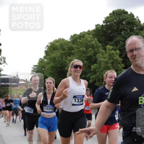 29.06.2025 - hella hamburg halbmarathon Jannik Wohlers http://msf.ph/oto/8283121 29.06.2025 10:35:22 Lombardsbrücke 1108, 1336, 1730, 2352, 2425, 2787, 2811, 2827, 3243, 3598, 3990, 4413, 4902, 5147, 6021, 6845, 6867, 7304, 7382, 8333, 9342, 9432, 9744, 9803, 9806, 9819, 10047, 10119, 10567, 10652, 12026, 12097, 12408, 12430, 12851, 12869, 13240, 13318, 13505, 13899, 14402, 14684, 15032, 15281, 16487, 17289, 17817, 17868, 17996, 17998, 18036, 18292, 18524, 18541, 18570, 18688 meine-sportfotos.de