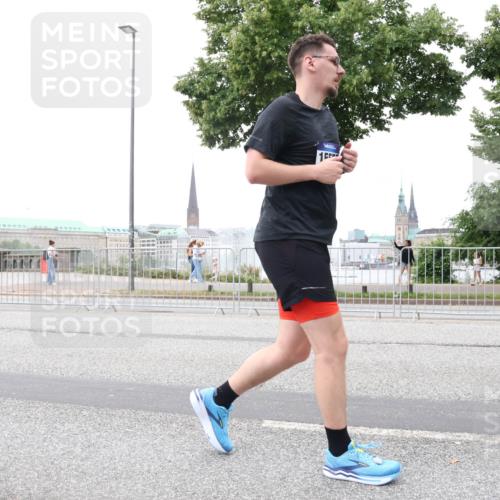 29.06.2025 - hella hamburg halbmarathon Lena Gebhardt http://msf.ph/oto/8283229 29.06.2025 10:55:08 Lombardsbrücke 1013, 1198, 2084, 2090, 2452, 2566, 2632, 3002, 3115, 3157, 3274, 3577, 4039, 4191, 4192, 4628, 5040, 5392, 5483, 5500, 5727, 5882, 6395, 6396, 6839, 6944, 6982, 7219, 7238, 7680, 7766, 8012, 8186, 8403, 8519, 9521, 9596, 10109, 10331, 10458, 10471, 10686, 10885, 11033, 11109, 11226, 11287, 11737, 11788, 11908, 12147, 12148, 12240, 12268, 12270, 13098, 13230, 13272, 13283, 13548, 13944, 13945, 13979, 13980, 14515, 14727, 15152, 15160, 16385 meine-sportfotos.de