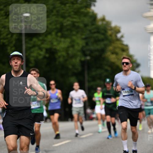 29.06.2025 - hella hamburg halbmarathon Dr. Thomas Lammeyer http://msf.ph/oto/8283247 29.06.2025 10:15:52 Kennedybrücke 1062, 1790, 2661, 3746, 3837, 4499, 6966, 7370, 7474, 8368, 9119, 9253, 9254, 9405, 10042 meine-sportfotos.de
