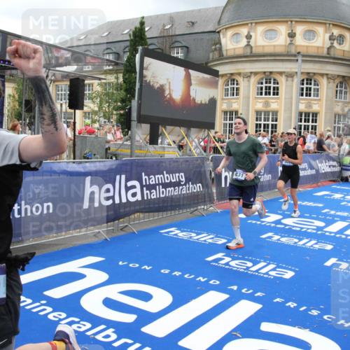 29.06.2025 - hella hamburg halbmarathon Michael Strokosch http://msf.ph/oto/8283272 29.06.2025 10:54:53 Ziel 1506, 2029, 4231, 6587, 9227, 10044, 12186, 14660, 16623, 16868, 17261 meine-sportfotos.de