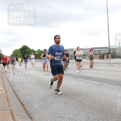 29.06.2025 - hella hamburg halbmarathon Lena Gebhardt http://msf.ph/oto/8283285 29.06.2025 10:55:09 Lombardsbrücke 13548, 1013, 1198, 2084, 2090, 2452, 2566, 2632, 3002, 3115, 3157, 3274, 3577, 4039, 4191, 4192, 4628, 5040, 5392, 5483, 5500, 5727, 5882, 6395, 6396, 6839, 6944, 6982, 7219, 7238, 7680, 7766, 8012, 8186, 8403, 8519, 9521, 9596, 10109, 10331, 10458, 10471, 10686, 10885, 11109, 11226, 11287, 11737, 11788, 11908, 12147, 12148, 12240, 12268, 12270, 13098, 13230, 13283, 13548, 13944, 13945, 13979, 13980, 14515, 14727, 15152, 15160, 16385 meine-sportfotos.de