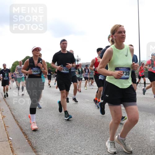 29.06.2025 - hella hamburg halbmarathon Lena Gebhardt http://msf.ph/oto/8283329 29.06.2025 10:35:26 Lombardsbrücke 15601, 19061, 15704, 029, 15211, 18054, 3828, 735, 6471, 6365, 1284, 1497, 1717, 1730, 1786, 1821, 1849, 2001, 2198, 2376, 2425, 2751, 2787, 3243, 3409, 3828, 3958, 4333, 4564, 4703, 4704, 4902, 4965, 5027, 5147, 5240, 5531, 5793, 6029, 6189, 6365, 6381, 6397, 6471, 6746, 6803, 6859, 6867, 7267, 7382, 7927, 8249, 8296, 8567, 9342, 9470, 9803, 9806, 10358, 10393, 10531, 10565, 10652, 11233, 11320, 11359, 11565, 11838, 11839, 11886, 12026, 12062, 12326 meine-sportfotos.de