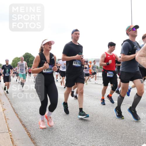29.06.2025 - hella hamburg halbmarathon Lena Gebhardt http://msf.ph/oto/8283406 29.06.2025 10:35:26 Lombardsbrücke 15211, 15601, 1906, 16690, 15704, 879, 3828, 326, 14735, 1284, 1497, 1717, 1730, 1786, 1821, 1849, 2001, 2198, 2376, 2425, 2751, 2787, 3243, 3409, 3828, 3958, 4333, 4564, 4703, 4704, 4902, 4965, 5027, 5147, 5240, 5531, 5793, 6029, 6189, 6365, 6381, 6397, 6471, 6746, 6803, 6859, 6867, 7267, 7382, 7927, 8249, 8296, 8567, 9342, 9470, 9803, 9806, 10358, 10393, 10531, 10565, 10652, 11233, 11320, 11359, 11565, 11838, 11839, 11886, 12026, 12062, 12326 meine-sportfotos.de