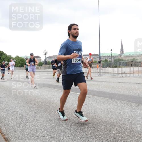29.06.2025 - hella hamburg halbmarathon Lena Gebhardt http://msf.ph/oto/8283428 29.06.2025 10:55:09 Lombardsbrücke 100, 1178, 13548, 16432, 1013, 1198, 2084, 2090, 2452, 2566, 2632, 3002, 3115, 3157, 3274, 3577, 4039, 4191, 4192, 4628, 5040, 5392, 5483, 5500, 5727, 5882, 6395, 6396, 6839, 6944, 6982, 7219, 7238, 7680, 7766, 8012, 8186, 8403, 8519, 9521, 9596, 10109, 10331, 10458, 10471, 10686, 10885, 11109, 11226, 11287, 11737, 11788, 11908, 12147, 12148, 12240, 12268, 12270, 13098, 13230, 13283, 13548, 13944, 13945, 13979, 13980, 14515, 14727, 15152, 15160, 16385 meine-sportfotos.de