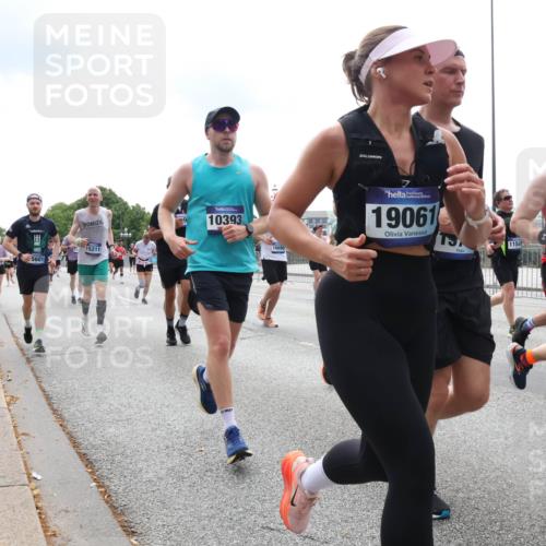 29.06.2025 - hella hamburg halbmarathon Lena Gebhardt http://msf.ph/oto/8283444 29.06.2025 10:35:27 Lombardsbrücke 10393, 5601, 15211, 16690, 19061, 1156, 382, 1284, 1336, 1497, 1717, 1730, 1786, 1821, 1849, 2001, 2198, 2376, 2425, 2751, 2787, 3243, 3409, 3828, 3958, 4333, 4564, 4703, 4704, 4902, 4965, 5027, 5147, 5240, 5531, 5793, 6029, 6189, 6365, 6381, 6397, 6471, 6746, 6803, 6859, 6867, 7267, 7382, 7927, 8249, 8296, 8567, 9342, 9470, 9803, 9806, 9819, 10358, 10393, 10531, 10565, 10652, 11233, 11320, 11359, 11565, 11838, 11839, 11886, 12026, 12062, 12326 meine-sportfotos.de