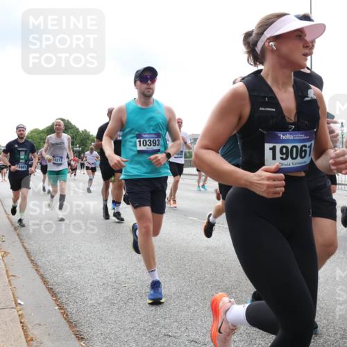 29.06.2025 - hella hamburg halbmarathon Lena Gebhardt http://msf.ph/oto/8283467 29.06.2025 10:35:27 Lombardsbrücke 15601, 15211, 10393, 6690, 7, 19061, 382, 1284, 1336, 1497, 1717, 1730, 1786, 1821, 1849, 2001, 2198, 2376, 2425, 2751, 2787, 3243, 3409, 3828, 3958, 4333, 4564, 4703, 4704, 4902, 4965, 5027, 5147, 5240, 5531, 5793, 6029, 6189, 6365, 6381, 6397, 6471, 6746, 6803, 6859, 6867, 7267, 7382, 7927, 8249, 8296, 8567, 9342, 9470, 9803, 9806, 9819, 10358, 10393, 10531, 10565, 10652, 11233, 11320, 11359, 11565, 11838, 11839, 11886, 12026, 12062, 12326 meine-sportfotos.de