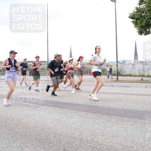 29.06.2025 - hella hamburg halbmarathon Lena Gebhardt http://msf.ph/oto/8283501 29.06.2025 10:55:10 Lombardsbrücke 10109, 15782, 7233, 1178, 1013, 1198, 1917, 2090, 2452, 2566, 2632, 3002, 3115, 3157, 3274, 3577, 4039, 4191, 4192, 4628, 5040, 5392, 5483, 5500, 5727, 5882, 6395, 6396, 6839, 6944, 6982, 7219, 7238, 7680, 7766, 8012, 8186, 8403, 8519, 9521, 9596, 10109, 10331, 10458, 10686, 10885, 11109, 11226, 11287, 11737, 11788, 11908, 12147, 12148, 12240, 12268, 12270, 13098, 13230, 13283, 13548, 13944, 13945, 13979, 13980, 14515, 14727, 15152, 15160, 16385 meine-sportfotos.de