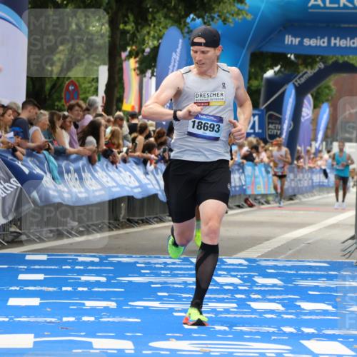 29.06.2025 - hella hamburg halbmarathon Strokosch-Dieckow http://msf.ph/oto/8283511 29.06.2025 10:22:07 Ziel 10650, 16068, 17886, 18693 meine-sportfotos.de
