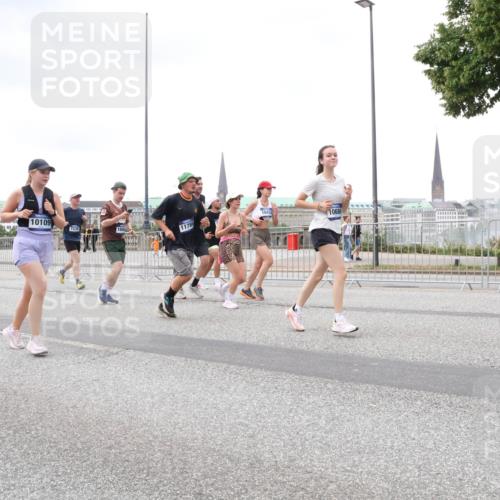 29.06.2025 - hella hamburg halbmarathon Lena Gebhardt http://msf.ph/oto/8283546 29.06.2025 10:55:11 Lombardsbrücke 1578, 10109, 7238, 11785, 16432, 10686, 1013, 1198, 1917, 2090, 2452, 2566, 2632, 3002, 3115, 3157, 3274, 3577, 4039, 4191, 4192, 4628, 5040, 5392, 5483, 5500, 5727, 5882, 6395, 6396, 6839, 6944, 6982, 7219, 7238, 7680, 7766, 8012, 8186, 8403, 8519, 9521, 9596, 10109, 10331, 10458, 10686, 10885, 11109, 11226, 11287, 11737, 11788, 11908, 12147, 12148, 12240, 12268, 12270, 13098, 13230, 13283, 13548, 13944, 13945, 13979, 13980, 14515, 14727, 15152, 15160, 16385 meine-sportfotos.de