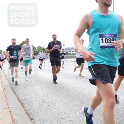 29.06.2025 - hella hamburg halbmarathon Lena Gebhardt http://msf.ph/oto/8283581 29.06.2025 10:35:27 Lombardsbrücke 15601, 15211, 296, 10302, 6029, 1156, 1284, 1336, 1497, 1717, 1730, 1786, 1821, 1849, 2001, 2198, 2376, 2425, 2751, 2787, 3243, 3409, 3828, 3958, 4333, 4564, 4703, 4704, 4902, 4965, 5027, 5147, 5240, 5531, 5793, 6029, 6189, 6365, 6381, 6397, 6471, 6746, 6803, 6859, 6867, 7267, 7382, 7927, 8249, 8296, 8567, 9342, 9470, 9803, 9806, 9819, 10358, 10393, 10531, 10565, 10652, 11233, 11320, 11359, 11565, 11838, 11839, 11886, 12026, 12062, 12326 meine-sportfotos.de