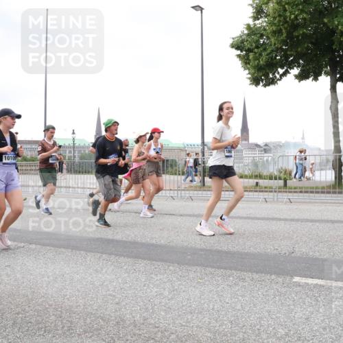 29.06.2025 - hella hamburg halbmarathon Lena Gebhardt http://msf.ph/oto/8283615 29.06.2025 10:55:11 Lombardsbrücke 10109, 15782, 1013, 1198, 1917, 2090, 2452, 2566, 2632, 3002, 3115, 3157, 3274, 3577, 4039, 4191, 4192, 4628, 5040, 5392, 5483, 5500, 5727, 5882, 6395, 6396, 6839, 6944, 6982, 7219, 7238, 7680, 7766, 8012, 8186, 8403, 8519, 9521, 9596, 10109, 10331, 10458, 10686, 10885, 11109, 11226, 11287, 11737, 11788, 11908, 12147, 12148, 12240, 12268, 12270, 13098, 13230, 13283, 13548, 13944, 13945, 13979, 13980, 14515, 14727, 15152, 15160, 16385 meine-sportfotos.de