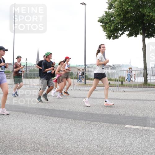29.06.2025 - hella hamburg halbmarathon Lena Gebhardt http://msf.ph/oto/8283665 29.06.2025 10:55:11 Lombardsbrücke 1010, 1770, 1013, 1198, 1917, 2090, 2452, 2566, 2632, 3002, 3115, 3157, 3274, 3577, 4039, 4191, 4192, 4628, 5040, 5392, 5483, 5500, 5727, 5882, 6395, 6396, 6839, 6944, 6982, 7219, 7238, 7680, 7766, 8012, 8186, 8403, 8519, 9521, 9596, 10109, 10331, 10458, 10686, 10885, 11109, 11226, 11287, 11737, 11788, 11908, 12147, 12148, 12240, 12268, 12270, 13098, 13230, 13283, 13548, 13944, 13945, 13979, 13980, 14515, 14727, 15152, 15160, 16385 meine-sportfotos.de