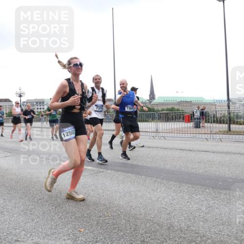 29.06.2025 - hella hamburg halbmarathon Lena Gebhardt http://msf.ph/oto/8283770 29.06.2025 10:46:33 Lombardsbrücke 1371, 1375, 1429, 1465, 1532, 1608, 1837, 1999, 2162, 2320, 2423, 2500, 2697, 2773, 2813, 2951, 3277, 3406, 3407, 3410, 3469, 3734, 4119, 4202, 4296, 4342, 4355, 4448, 4604, 5697, 5700, 5854, 6068, 6124, 6161, 6392, 6740, 7303, 7364, 7368, 7374, 7412, 7767, 7827, 7960, 7983, 8047, 8477, 8551, 8553, 8700, 9129, 9337, 9445, 9691, 10153, 10230, 11361, 11876, 11910, 12298, 12333, 12507, 12522, 13969, 14261, 15852, 16882, 16987 meine-sportfotos.de