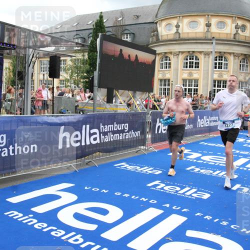 29.06.2025 - hella hamburg halbmarathon Michael Strokosch http://msf.ph/oto/8283806 29.06.2025 10:55:00 Ziel 1327, 1506, 3652, 4249, 4616, 5020, 6433, 6994, 8514, 8698, 10266, 13988, 14638, 14660, 14845, 15156, 16047, 16623, 16868, 18181, 18325 meine-sportfotos.de
