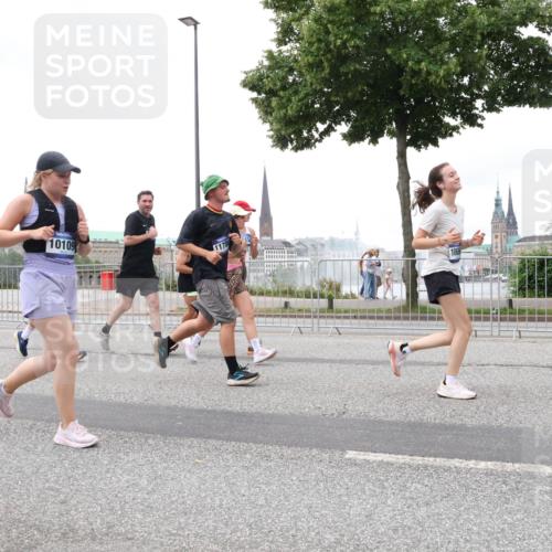 29.06.2025 - hella hamburg halbmarathon Lena Gebhardt http://msf.ph/oto/8283830 29.06.2025 10:55:11 Lombardsbrücke 7238, 10109, 1178, 1068, 1013, 1198, 1917, 2090, 2452, 2566, 2632, 3002, 3115, 3157, 3274, 3577, 4039, 4191, 4192, 4628, 5040, 5392, 5483, 5500, 5727, 5882, 6395, 6396, 6839, 6944, 6982, 7219, 7238, 7680, 7766, 8012, 8186, 8403, 8519, 9521, 9596, 10109, 10331, 10458, 10686, 10885, 11109, 11226, 11287, 11737, 11788, 11908, 12147, 12148, 12240, 12268, 12270, 13098, 13230, 13283, 13548, 13944, 13945, 13979, 13980, 14515, 14727, 15152, 15160, 16385 meine-sportfotos.de