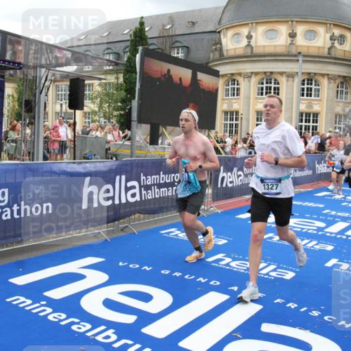 29.06.2025 - hella hamburg halbmarathon Michael Strokosch http://msf.ph/oto/8283847 29.06.2025 10:55:01 Ziel 1327, 3652, 4249, 4616, 4938, 5020, 6433, 6994, 8514, 8698, 10266, 13988, 14638, 14845, 15126, 15156, 15879, 16047, 16623, 16868, 18181, 18325 meine-sportfotos.de