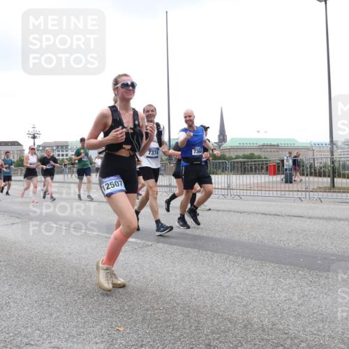 29.06.2025 - hella hamburg halbmarathon Lena Gebhardt http://msf.ph/oto/8283897 29.06.2025 10:46:33 Lombardsbrücke 1371, 1375, 1429, 1465, 1532, 1608, 1837, 1999, 2162, 2320, 2423, 2500, 2697, 2773, 2813, 2951, 3277, 3406, 3407, 3410, 3469, 3734, 4119, 4202, 4296, 4342, 4355, 4448, 4604, 5697, 5700, 5854, 6068, 6124, 6161, 6392, 6740, 7303, 7364, 7368, 7374, 7412, 7767, 7827, 7960, 7983, 8047, 8477, 8551, 8553, 8700, 9129, 9337, 9445, 9691, 10153, 10230, 11361, 11876, 11910, 12298, 12333, 12507, 12522, 13969, 14261, 15852, 16882, 16987 meine-sportfotos.de