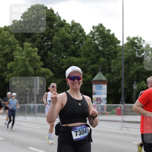 29.06.2025 - hella hamburg halbmarathon Jannik Wohlers http://msf.ph/oto/8283905 29.06.2025 10:35:25 Lombardsbrücke 1036, 1108, 1336, 1730, 2352, 2425, 2811, 2827, 3243, 3598, 3990, 4413, 4798, 4902, 5147, 6021, 6845, 7304, 7382, 8333, 8947, 9432, 9744, 9803, 9806, 9819, 10047, 10119, 10567, 10652, 11187, 11198, 11979, 12026, 12097, 12408, 12430, 12869, 13318, 13492, 13505, 13899, 14402, 14684, 15281, 15827, 15830, 16487, 17289, 17817, 17996, 18524, 18541, 18570, 18688 meine-sportfotos.de