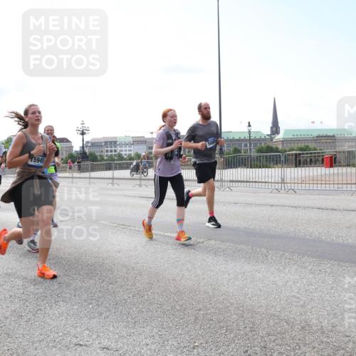 29.06.2025 - hella hamburg halbmarathon Lena Gebhardt http://msf.ph/oto/8283999 29.06.2025 10:11:44 Lombardsbrücke 1328, 1531, 1723, 1866, 1992, 3363, 3837, 4227, 5379, 5605, 7571, 8115, 8206, 8207, 8368, 8807, 8810, 9119, 9191, 9428, 10042, 10372, 10409, 10428, 11321, 11507, 11537, 11755, 11917, 12286, 12473, 13177, 13203, 13542, 13603, 13939, 13958, 14008, 14149, 14384, 15797, 15945, 16383, 17080, 17638, 17774, 17787, 17866, 18261, 18278, 18382, 18395, 19172 meine-sportfotos.de
