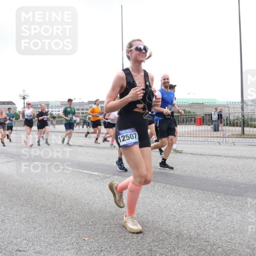 29.06.2025 - hella hamburg halbmarathon Lena Gebhardt http://msf.ph/oto/8284030 29.06.2025 10:46:33 Lombardsbrücke 1371, 1375, 1429, 1465, 1532, 1608, 1837, 1999, 2162, 2320, 2423, 2500, 2697, 2773, 2813, 2951, 3277, 3406, 3407, 3410, 3469, 3734, 4119, 4202, 4296, 4342, 4355, 4448, 4604, 5697, 5700, 5854, 6068, 6124, 6161, 6392, 6740, 7303, 7364, 7368, 7374, 7412, 7767, 7827, 7960, 7983, 8047, 8477, 8551, 8553, 8700, 9129, 9337, 9445, 9691, 10153, 10230, 11361, 11876, 11910, 12298, 12333, 12507, 12522, 13969, 14261, 15852, 16882, 16987 meine-sportfotos.de
