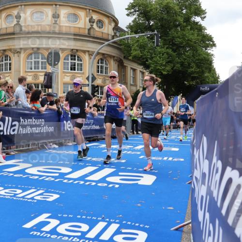 29.06.2025 - hella hamburg halbmarathon Strokosch-Dieckow http://msf.ph/oto/8284051 29.06.2025 10:47:17 Ziel 2274, 2623, 2864, 5024, 6134, 6168, 6203, 6373, 6716, 7480, 8693, 10208, 10211, 10423, 11077, 11491, 11518, 13672, 13782, 14722, 15611, 16089, 16286, 16819, 17718, 17915, 18856, 18974 meine-sportfotos.de