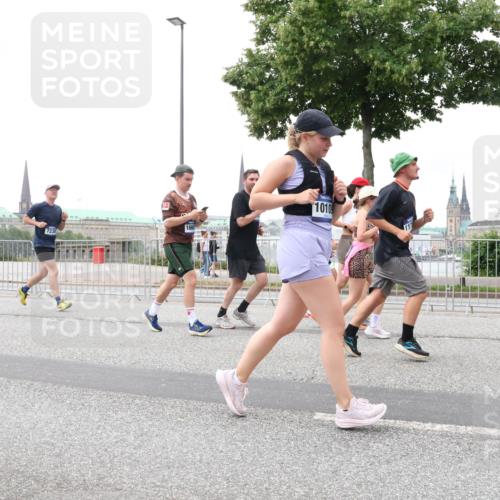 29.06.2025 - hella hamburg halbmarathon Lena Gebhardt http://msf.ph/oto/8284066 29.06.2025 10:55:12 Lombardsbrücke 5782, 1010, 1013, 1917, 2090, 2452, 2566, 2632, 3002, 3115, 3157, 3274, 3577, 4039, 4191, 4192, 4628, 5040, 5392, 5483, 5500, 5727, 5882, 6395, 6396, 6839, 6944, 7219, 7238, 7680, 7766, 8012, 8186, 8403, 8519, 9596, 10109, 10458, 10686, 10885, 11109, 11226, 11737, 11788, 11908, 12147, 12148, 12240, 12268, 12270, 13098, 13230, 13283, 13548, 13944, 13945, 13979, 13980, 14515, 14727, 15152, 15160, 16385 meine-sportfotos.de