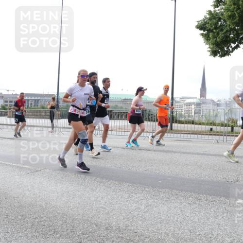 29.06.2025 - hella hamburg halbmarathon Lena Gebhardt http://msf.ph/oto/8284087 29.06.2025 10:35:30 Lombardsbrücke 5531, 87, 1284, 1336, 1497, 1717, 1730, 1786, 1821, 1849, 2001, 2198, 2376, 2425, 2751, 2787, 3243, 3409, 3828, 3958, 4333, 4564, 4703, 4704, 4902, 4965, 5027, 5147, 5240, 5531, 5793, 6021, 6029, 6189, 6365, 6381, 6471, 6746, 6803, 6859, 6867, 7267, 7382, 7927, 8249, 8296, 8333, 8567, 9342, 9470, 9803, 9806, 9819, 10358, 10393, 10531, 10565, 10652, 11233, 11320, 11359, 11565, 11838, 11839, 11886, 12026, 12062, 12326, 12408 meine-sportfotos.de
