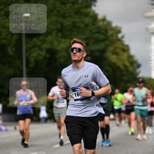 29.06.2025 - hella hamburg halbmarathon Dr. Thomas Lammeyer http://msf.ph/oto/8284103 29.06.2025 10:15:54 Kennedybrücke 1062, 1790, 2661, 3746, 3837, 4499, 6966, 7370, 7474, 8368, 9119, 9253, 9254, 9405, 10042 meine-sportfotos.de