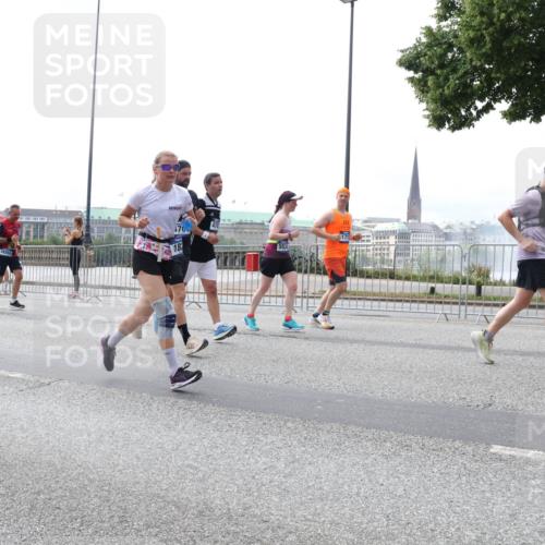 29.06.2025 - hella hamburg halbmarathon Lena Gebhardt http://msf.ph/oto/8284138 29.06.2025 10:35:30 Lombardsbrücke 18269, 170, 18, 1284, 1336, 1497, 1717, 1730, 1786, 1821, 1849, 2001, 2198, 2376, 2425, 2751, 2787, 3243, 3409, 3828, 3958, 4333, 4564, 4703, 4704, 4902, 4965, 5027, 5147, 5240, 5531, 5793, 6021, 6029, 6189, 6365, 6381, 6471, 6746, 6803, 6859, 6867, 7267, 7382, 7927, 8249, 8296, 8333, 8567, 9342, 9470, 9803, 9806, 9819, 10358, 10393, 10531, 10565, 10652, 11233, 11320, 11359, 11565, 11838, 11839, 11886, 12026, 12062, 12326, 12408 meine-sportfotos.de