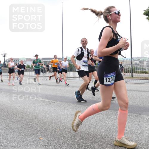 29.06.2025 - hella hamburg halbmarathon Lena Gebhardt http://msf.ph/oto/8284179 29.06.2025 10:46:34 Lombardsbrücke 1363, 1371, 1375, 1429, 1465, 1532, 1608, 1837, 1999, 2162, 2320, 2423, 2500, 2697, 2773, 2813, 2951, 3277, 3406, 3407, 3410, 3469, 3734, 3823, 4119, 4202, 4296, 4342, 4355, 4448, 4604, 5697, 5700, 5854, 6068, 6124, 6161, 6392, 6740, 7303, 7364, 7368, 7374, 7412, 7767, 7827, 7960, 7983, 8047, 8477, 8551, 8553, 8700, 9129, 9337, 9445, 9691, 10153, 10230, 11361, 11876, 11910, 12298, 12333, 12507, 12522, 13969, 14261, 15852, 16882, 16987 meine-sportfotos.de