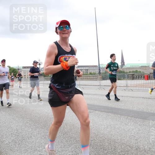 29.06.2025 - hella hamburg halbmarathon Lena Gebhardt http://msf.ph/oto/8284212 29.06.2025 10:55:13 Lombardsbrücke 17090, 1908, 12147, 1578, 1013, 1873, 1917, 2090, 2452, 2566, 2632, 3002, 3115, 3157, 3274, 3577, 4039, 4191, 4192, 4628, 5040, 5392, 5483, 5487, 5500, 5727, 5882, 6395, 6396, 6839, 6944, 7219, 7238, 7680, 7766, 8012, 8186, 8403, 8519, 8626, 9596, 10109, 10458, 10686, 10885, 11109, 11226, 11737, 11788, 11908, 12147, 12148, 12240, 13098, 13230, 13283, 13548, 13944, 13945, 13979, 13980, 14515, 14727, 15152, 15160, 16385 meine-sportfotos.de