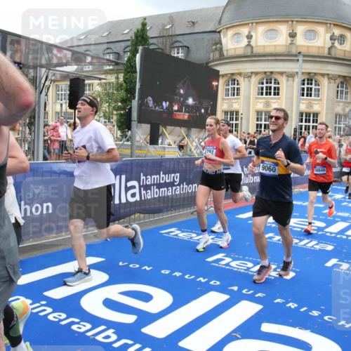 29.06.2025 - hella hamburg halbmarathon Michael Strokosch http://msf.ph/oto/8284225 29.06.2025 10:55:10 Ziel 1549, 1628, 2119, 2448, 2884, 3041, 3791, 3945, 4938, 6355, 8691, 9060, 9361, 9380, 10191, 10192, 11333, 11747, 11976, 12248, 12961, 13297, 14750, 14834, 14948, 15126, 15879, 16108, 16630, 17803, 17842 meine-sportfotos.de