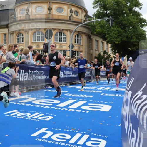 29.06.2025 - hella hamburg halbmarathon Strokosch-Dieckow http://msf.ph/oto/8284237 29.06.2025 10:47:21 Ziel 51, 1012, 2274, 2839, 2864, 2869, 3304, 5024, 5532, 5650, 6134, 6168, 6203, 8693, 8852, 9305, 10423, 11077, 11491, 11518, 13672, 13782, 14722, 15350, 15611, 15923, 16089, 16286, 16819, 17846, 18758, 18856, 18974 meine-sportfotos.de