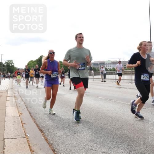 29.06.2025 - hella hamburg halbmarathon Lena Gebhardt http://msf.ph/oto/8284240 29.06.2025 10:20:45 Lombardsbrücke 5625, 3908, 2053, 1011, 1046, 1069, 1471, 1474, 2053, 2101, 2325, 2478, 2834, 2923, 2945, 3247, 3434, 3733, 3781, 3813, 4082, 4154, 4166, 4288, 4350, 4422, 4754, 4869, 5041, 5061, 5181, 5625, 5831, 5937, 6608, 6951, 7018, 7101, 7131, 8025, 8113, 8588, 8724, 8940, 9005, 9011, 9136, 9236, 9722, 9873, 9981, 10041, 10050, 10350, 10414, 10585, 10613, 10647, 10754, 11100, 11145, 11603, 11835, 11995, 12694, 12844 meine-sportfotos.de