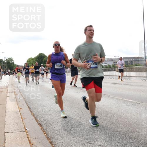 29.06.2025 - hella hamburg halbmarathon Lena Gebhardt http://msf.ph/oto/8284286 29.06.2025 10:20:45 Lombardsbrücke 5625, 3908, 2053, 4503, 1011, 1046, 1069, 1471, 1474, 2053, 2101, 2325, 2478, 2834, 2923, 2945, 3247, 3434, 3733, 3781, 3813, 4082, 4154, 4166, 4288, 4350, 4422, 4754, 4869, 5041, 5061, 5181, 5625, 5831, 5937, 6608, 6951, 7018, 7101, 7131, 8025, 8113, 8588, 8724, 8940, 9005, 9011, 9136, 9236, 9722, 9873, 9981, 10041, 10050, 10350, 10414, 10585, 10613, 10647, 10754, 11100, 11145, 11603, 11835, 11995, 12694, 12844 meine-sportfotos.de