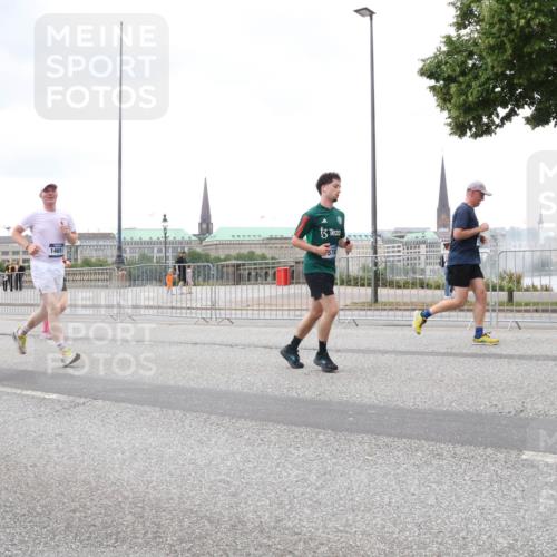 29.06.2025 - hella hamburg halbmarathon Lena Gebhardt http://msf.ph/oto/8284301 29.06.2025 10:55:13 Lombardsbrücke 14651, 14515, 578, 1013, 1873, 1917, 2090, 2452, 2566, 2632, 3002, 3115, 3157, 3274, 3577, 4039, 4191, 4192, 4628, 5040, 5392, 5483, 5487, 5500, 5727, 5882, 6395, 6396, 6839, 6944, 7219, 7238, 7680, 7766, 8012, 8186, 8403, 8519, 8626, 9596, 10109, 10458, 10686, 10885, 11109, 11226, 11737, 11788, 11908, 12147, 12148, 12240, 13098, 13230, 13283, 13548, 13944, 13945, 13979, 13980, 14515, 14727, 15152, 15160, 16385 meine-sportfotos.de