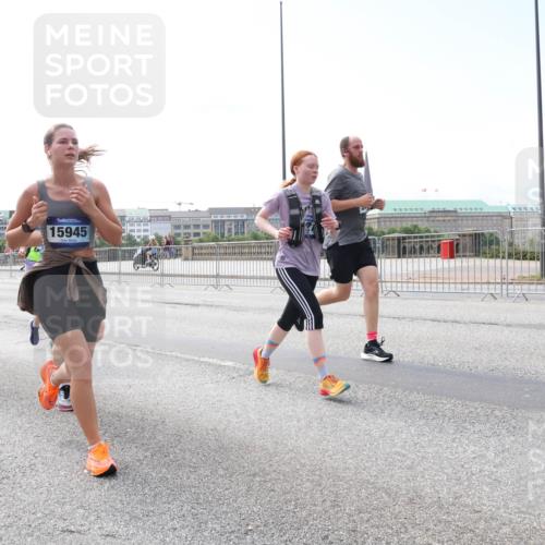 29.06.2025 - hella hamburg halbmarathon Lena Gebhardt http://msf.ph/oto/8284308 29.06.2025 10:11:44 Lombardsbrücke 1328, 1531, 1723, 1866, 1992, 3363, 3837, 4227, 5379, 5605, 7571, 8115, 8206, 8207, 8368, 8807, 8810, 9119, 9191, 9428, 10042, 10372, 10409, 10428, 11321, 11507, 11537, 11755, 11917, 12286, 12473, 13177, 13203, 13542, 13603, 13939, 13958, 14008, 14149, 14384, 15797, 15945, 16383, 17080, 17638, 17774, 17787, 17866, 18261, 18278, 18382, 18395, 19172 meine-sportfotos.de