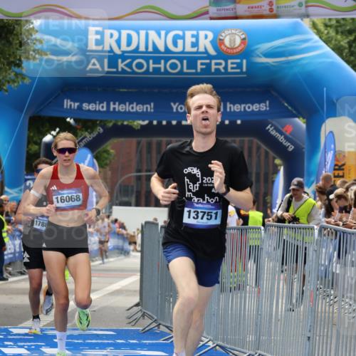 29.06.2025 - hella hamburg halbmarathon Strokosch-Dieckow http://msf.ph/oto/8284321 29.06.2025 10:21:59 Ziel 13751, 16068, 17886 meine-sportfotos.de