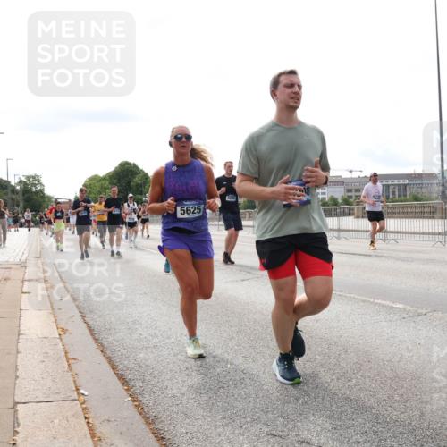 29.06.2025 - hella hamburg halbmarathon Lena Gebhardt http://msf.ph/oto/8284342 29.06.2025 10:20:45 Lombardsbrücke 5625, 4288, 2053, 1011, 1046, 1069, 1471, 1474, 2053, 2101, 2325, 2478, 2834, 2923, 2945, 3247, 3434, 3733, 3781, 3813, 4082, 4154, 4166, 4288, 4350, 4422, 4754, 4869, 5041, 5061, 5181, 5625, 5831, 5937, 6608, 6951, 7018, 7101, 7131, 8025, 8113, 8588, 8724, 8940, 9005, 9011, 9136, 9236, 9722, 9873, 9981, 10041, 10050, 10350, 10414, 10585, 10613, 10647, 10754, 11100, 11145, 11603, 11835, 11995, 12694, 12844 meine-sportfotos.de