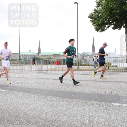 29.06.2025 - hella hamburg halbmarathon Lena Gebhardt http://msf.ph/oto/8284365 29.06.2025 10:55:13 Lombardsbrücke 14515, 14651, 578, 1013, 1873, 1917, 2090, 2452, 2566, 2632, 3002, 3115, 3157, 3274, 3577, 4039, 4191, 4192, 4628, 5040, 5392, 5483, 5487, 5500, 5727, 5882, 6395, 6396, 6839, 6944, 7219, 7238, 7680, 7766, 8012, 8186, 8403, 8519, 8626, 9596, 10109, 10458, 10686, 10885, 11109, 11226, 11737, 11788, 11908, 12147, 12148, 12240, 13098, 13230, 13283, 13548, 13944, 13945, 13979, 13980, 14515, 14727, 15152, 15160, 16385 meine-sportfotos.de