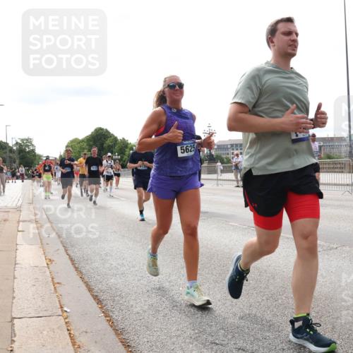 29.06.2025 - hella hamburg halbmarathon Lena Gebhardt http://msf.ph/oto/8284380 29.06.2025 10:20:45 Lombardsbrücke 6135, 5625, 1011, 1046, 1069, 1471, 1474, 2053, 2101, 2325, 2478, 2834, 2923, 2945, 3247, 3434, 3733, 3781, 3813, 4082, 4154, 4166, 4288, 4350, 4422, 4754, 4869, 5041, 5061, 5181, 5625, 5831, 5937, 6608, 6951, 7018, 7101, 7131, 8025, 8113, 8588, 8724, 8940, 9005, 9011, 9136, 9236, 9722, 9873, 9981, 10041, 10050, 10350, 10414, 10585, 10613, 10647, 10754, 11100, 11145, 11603, 11835, 11995, 12694, 12844 meine-sportfotos.de