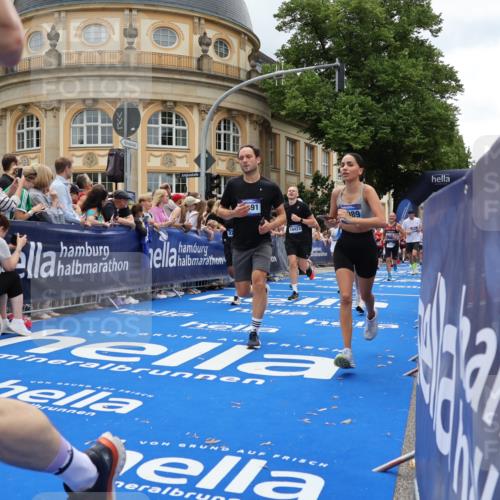 29.06.2025 - hella hamburg halbmarathon Strokosch-Dieckow http://msf.ph/oto/8284403 29.06.2025 10:47:24 Ziel 51, 1012, 1592, 2274, 2839, 2864, 2869, 2953, 3304, 5024, 5532, 5650, 6168, 6203, 8234, 8693, 8852, 9305, 10423, 11021, 11077, 11491, 11518, 12870, 13223, 13303, 13782, 14722, 15350, 15479, 15611, 15923, 16089, 16819, 17846, 17905, 18758, 18974 meine-sportfotos.de