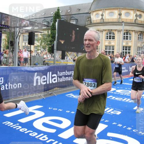 29.06.2025 - hella hamburg halbmarathon Michael Strokosch http://msf.ph/oto/8284416 29.06.2025 10:55:11 Ziel 1549, 1628, 2119, 2448, 2884, 3041, 3791, 3945, 4903, 6355, 8691, 9060, 9361, 9380, 10191, 10192, 11333, 11747, 11976, 12248, 12961, 13297, 14750, 14834, 14948, 16108, 16630, 17803, 17842, 18031, 18966 meine-sportfotos.de