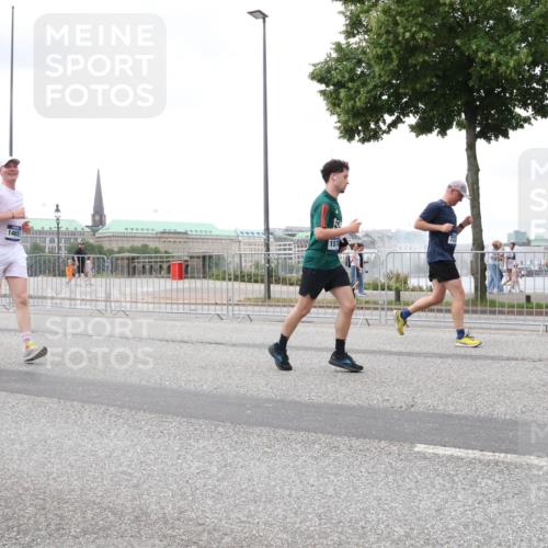 29.06.2025 - hella hamburg halbmarathon Lena Gebhardt http://msf.ph/oto/8284443 29.06.2025 10:55:14 Lombardsbrücke 1465, 14515, 157, 1013, 1873, 1917, 2090, 2452, 2566, 2632, 3002, 3115, 3157, 3274, 3577, 4039, 4191, 4192, 4628, 5040, 5392, 5483, 5487, 5500, 5727, 5882, 6395, 6396, 6839, 6944, 7219, 7238, 7680, 7766, 8186, 8403, 8519, 8626, 9596, 9857, 9858, 10109, 10458, 10686, 10885, 11109, 11226, 11737, 11788, 11908, 12147, 12148, 12240, 12902, 13098, 13230, 13283, 13548, 13944, 13945, 13979, 13980, 14515, 14727, 15152, 15160, 16385 meine-sportfotos.de