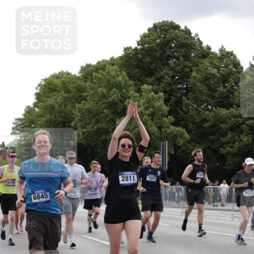 29.06.2025 - hella hamburg halbmarathon Jannik Wohlers http://msf.ph/oto/8284457 29.06.2025 10:35:29 Lombardsbrücke 1036, 1108, 1183, 1336, 1730, 2352, 2425, 2520, 2811, 2827, 3243, 3401, 3598, 3990, 4413, 4798, 4902, 6021, 6845, 7304, 8333, 8947, 9432, 9744, 9819, 10047, 10119, 10567, 11187, 11198, 11979, 12097, 12342, 12408, 12430, 12869, 13318, 13492, 13899, 14134, 14189, 14402, 14955, 15281, 15612, 15827, 15830, 16487, 16570, 16571, 17635, 17817, 17996, 18524, 18541, 18570, 18688 meine-sportfotos.de