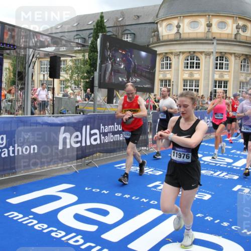 29.06.2025 - hella hamburg halbmarathon Michael Strokosch http://msf.ph/oto/8284482 29.06.2025 10:55:12 Ziel 1549, 1628, 2119, 2448, 3041, 3791, 3945, 4903, 6355, 8691, 9060, 9361, 9380, 10191, 10192, 10582, 11333, 11747, 11976, 12248, 12961, 13297, 14834, 14948, 15854, 16108, 16630, 17803, 17842, 18031, 18966 meine-sportfotos.de