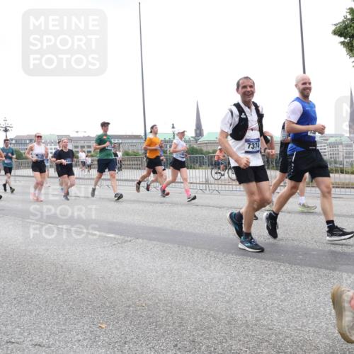 29.06.2025 - hella hamburg halbmarathon Lena Gebhardt http://msf.ph/oto/8284493 29.06.2025 10:46:34 Lombardsbrücke 1363, 1371, 1375, 1429, 1465, 1532, 1608, 1837, 1999, 2162, 2320, 2423, 2500, 2697, 2773, 2813, 2951, 3277, 3406, 3407, 3410, 3469, 3734, 3823, 4119, 4202, 4296, 4342, 4355, 4448, 4604, 5697, 5700, 5854, 6068, 6124, 6161, 6392, 6740, 7303, 7364, 7368, 7374, 7412, 7767, 7827, 7960, 7983, 8047, 8477, 8551, 8553, 8700, 9129, 9337, 9445, 9691, 10153, 10230, 11361, 11876, 11910, 12298, 12333, 12507, 12522, 13969, 14261, 15852, 16882, 16987 meine-sportfotos.de