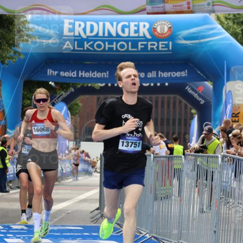 29.06.2025 - hella hamburg halbmarathon Strokosch-Dieckow http://msf.ph/oto/8284495 29.06.2025 10:21:59 Ziel 13751, 16068, 17886 meine-sportfotos.de