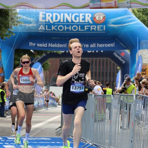 29.06.2025 - hella hamburg halbmarathon Strokosch-Dieckow http://msf.ph/oto/8284549 29.06.2025 10:21:59 Ziel 13751, 16068, 17886 meine-sportfotos.de