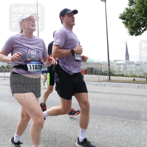 29.06.2025 - hella hamburg halbmarathon Lena Gebhardt http://msf.ph/oto/8284587 29.06.2025 10:35:32 Lombardsbrücke 16710, 4333, 11839, 55740, 1108, 1284, 1336, 1497, 1717, 1730, 1786, 1821, 1849, 2001, 2198, 2376, 2425, 2751, 2787, 2811, 3243, 3409, 3828, 3958, 4333, 4564, 4703, 4704, 4902, 4965, 5027, 5147, 5240, 5531, 5793, 6021, 6029, 6189, 6365, 6381, 6471, 6746, 6803, 6859, 6867, 7267, 7304, 7382, 7927, 8249, 8296, 8333, 8567, 9342, 9470, 9803, 9806, 9819, 10393, 10531, 10565, 10652, 11233, 11320, 11359, 11565, 11838, 11839, 11886, 12026, 12062, 12326, 12408 meine-sportfotos.de